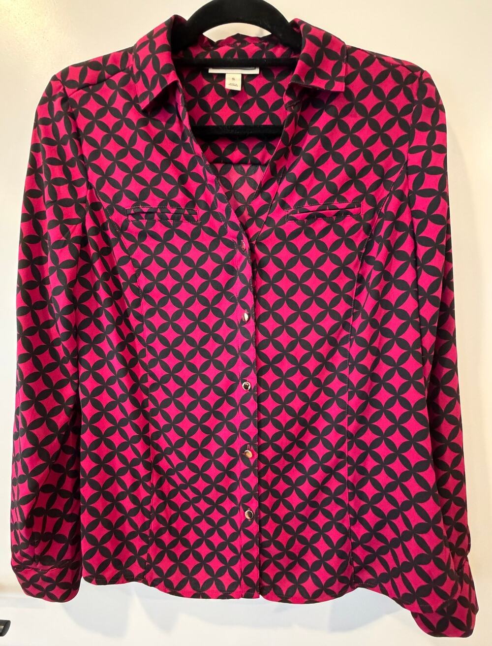 Dana Buchman Magenta & Black Blouse Womens Small Gold Button Accent Lightweight